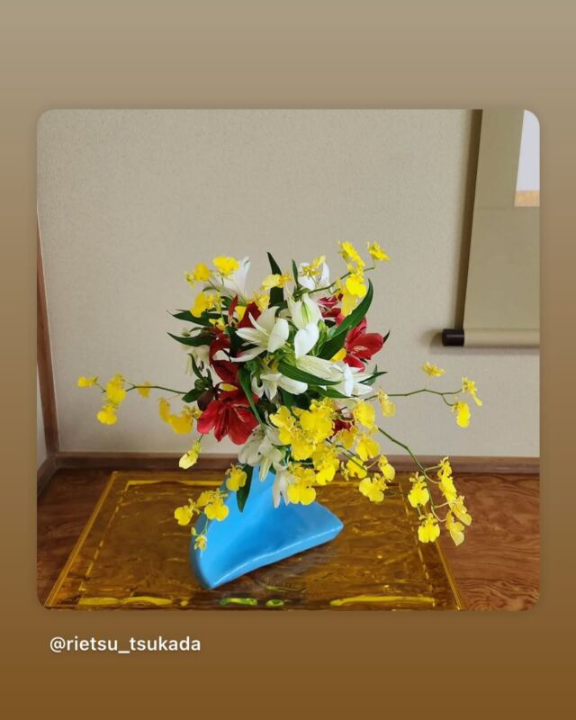 6月6日はいけばなの日でした。
今年の花材である「アルストロメリア」を使ったいけばな作品をご紹介させていただきます。

Post by @rietsu_tsukada
#repost #リポスト
・・・

本日6月6日は「いけばなの日」。
今年のテーマ花材はアルストロメリア🌺
アルストロメリアはおめでたい紅白で、オンシジュームで華やかに😊

#古流松藤会　#古流  #いけばな　#花のある暮らし　#アルストロメリア  #いけばなの日2025